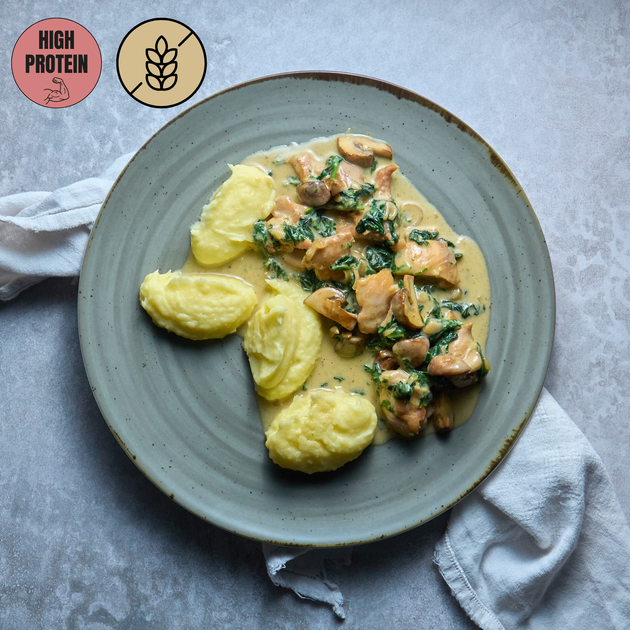 Poulet in cremiger Rahmsauce mit frischen Pilzen und Spinat