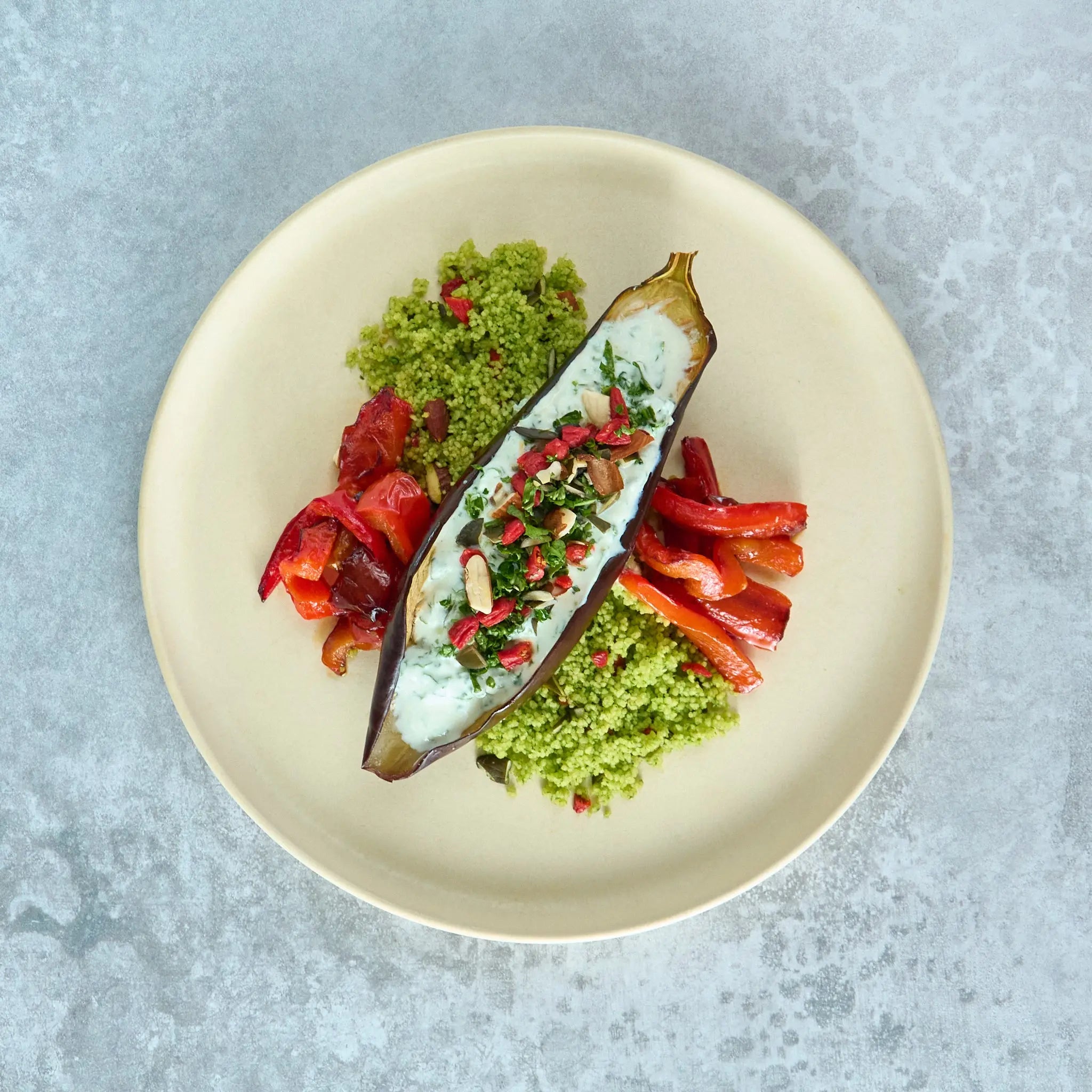 Aubergine Rôtie, Poivrons Confits et Couscous aux Herbes avec Yoghurt Acidulé The Lunch Club