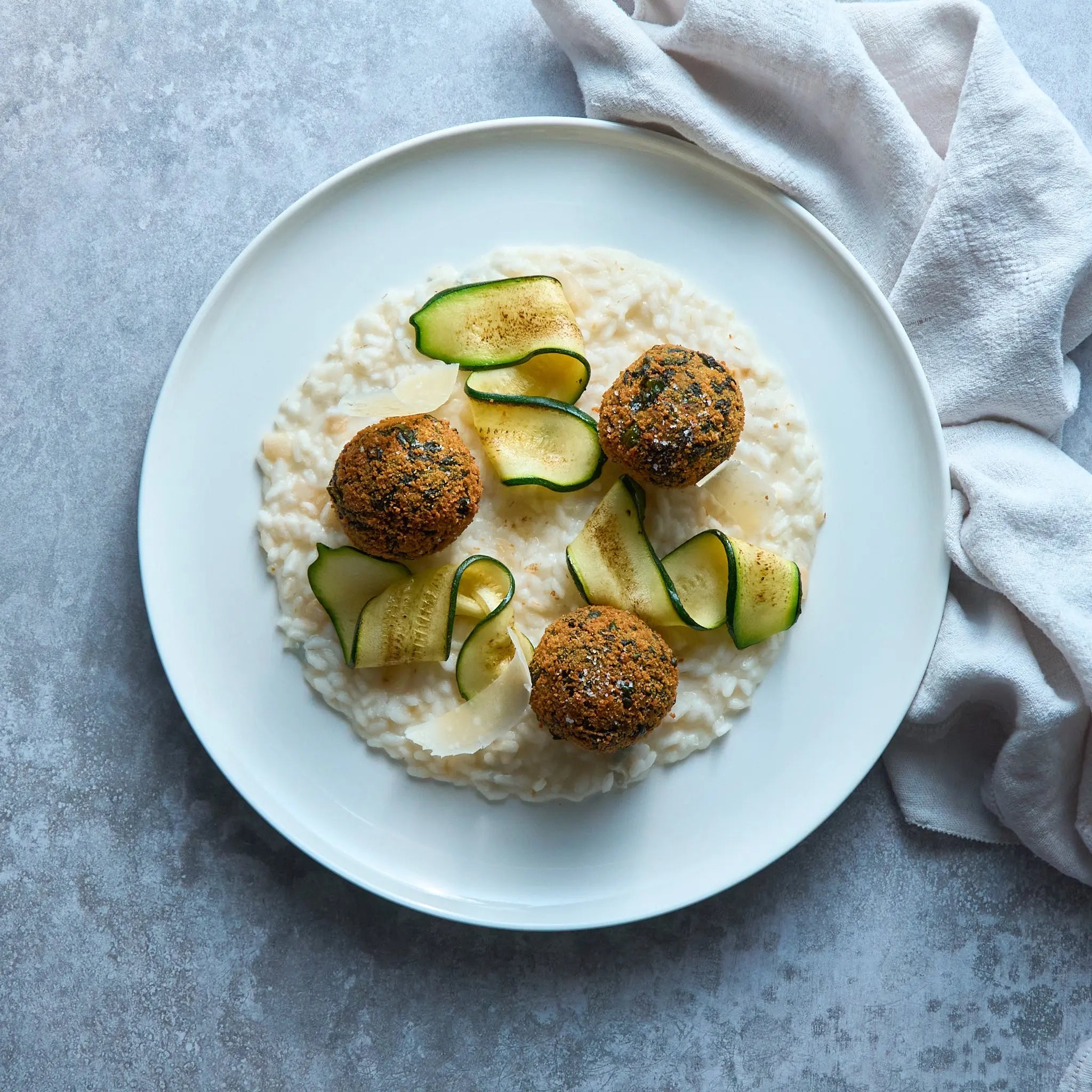 Boulettes Épinards-Ricotta sur Risotto au Parmesan avec Courgettes Grillées The Lunch Club