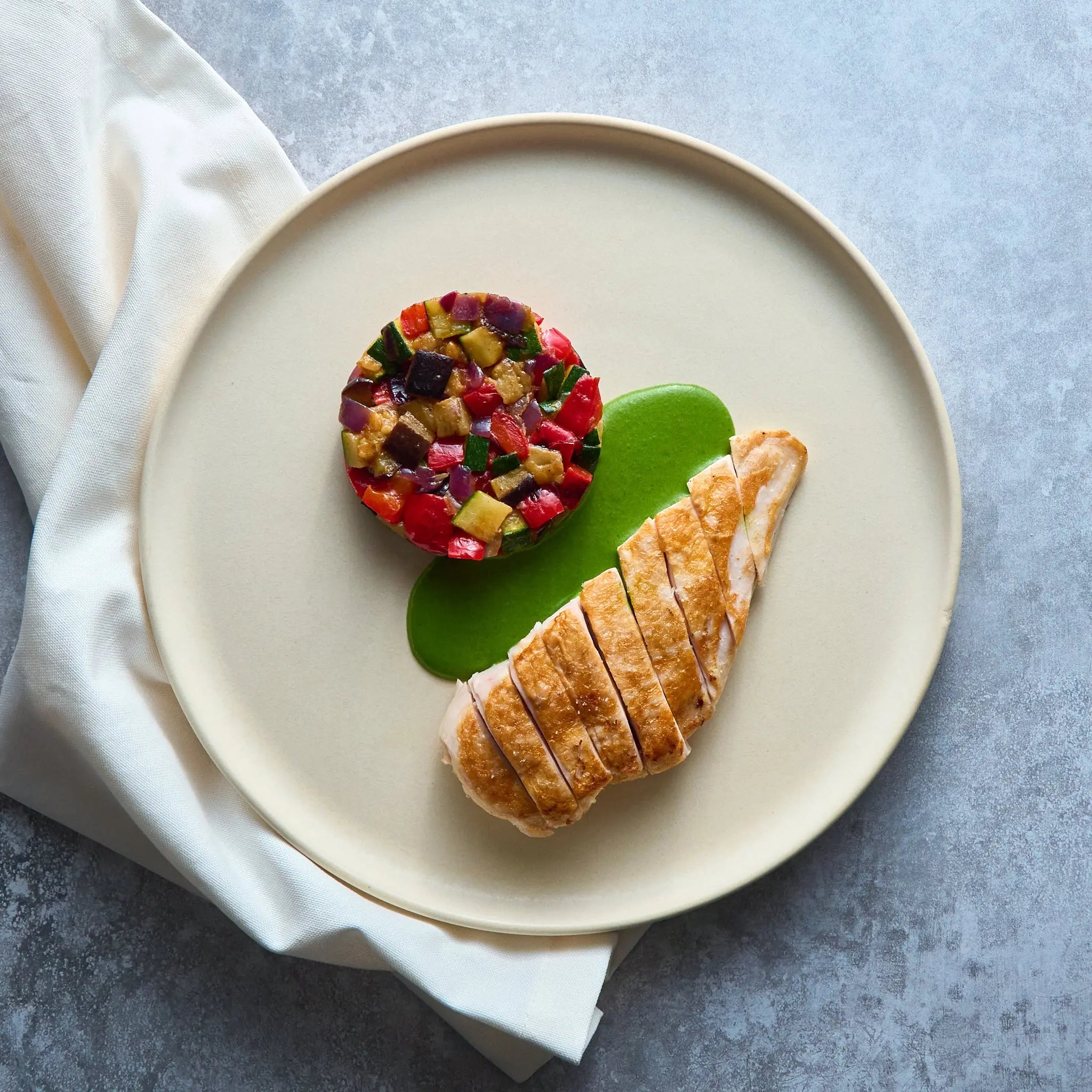 Poitrine de Poulet Rôti avec Ratatouille D'Été et Patates au four The Lunch Club