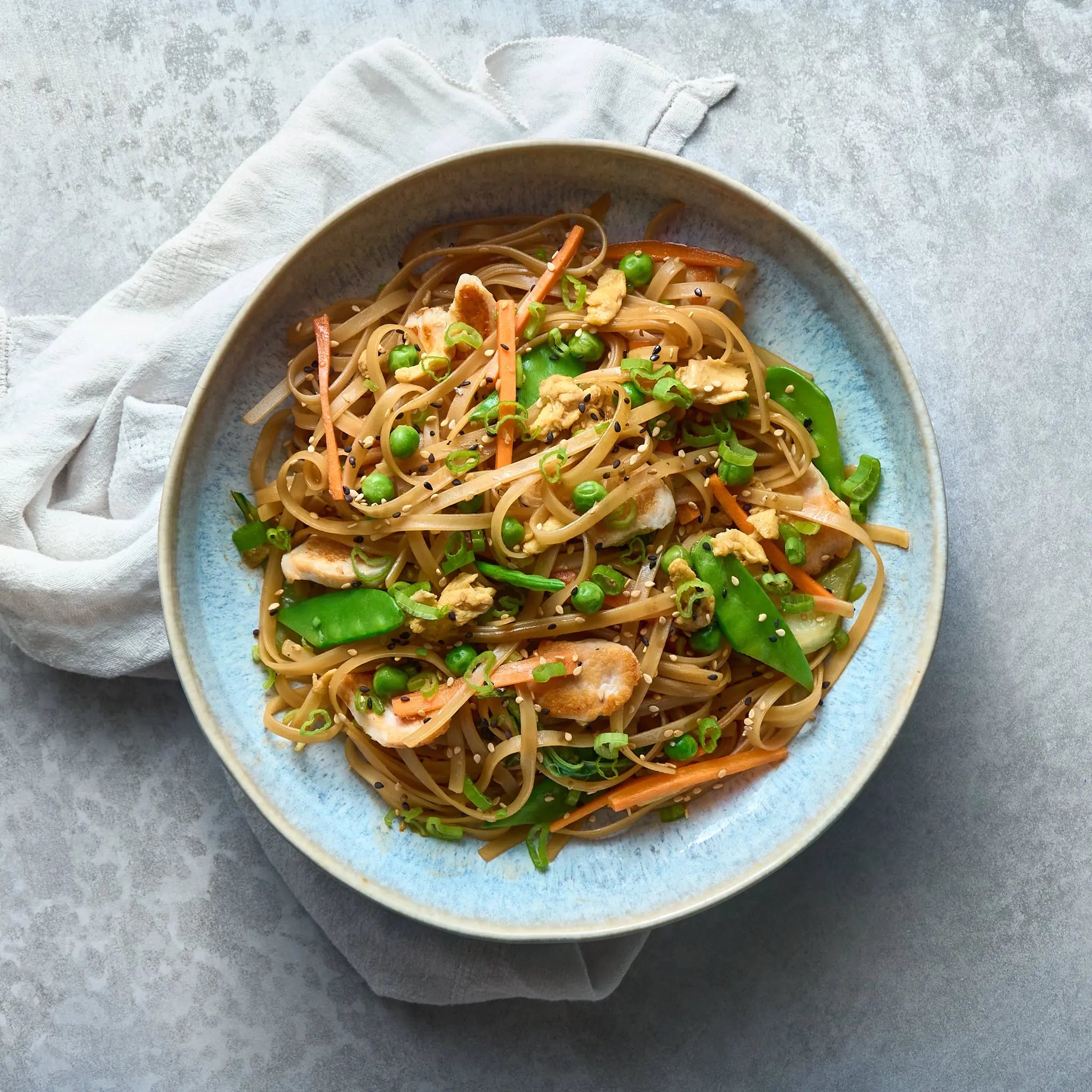 Pad Thaï au Poulet avec Pois Mange-Tout, Petits Pois et Carottes The Lunch Club