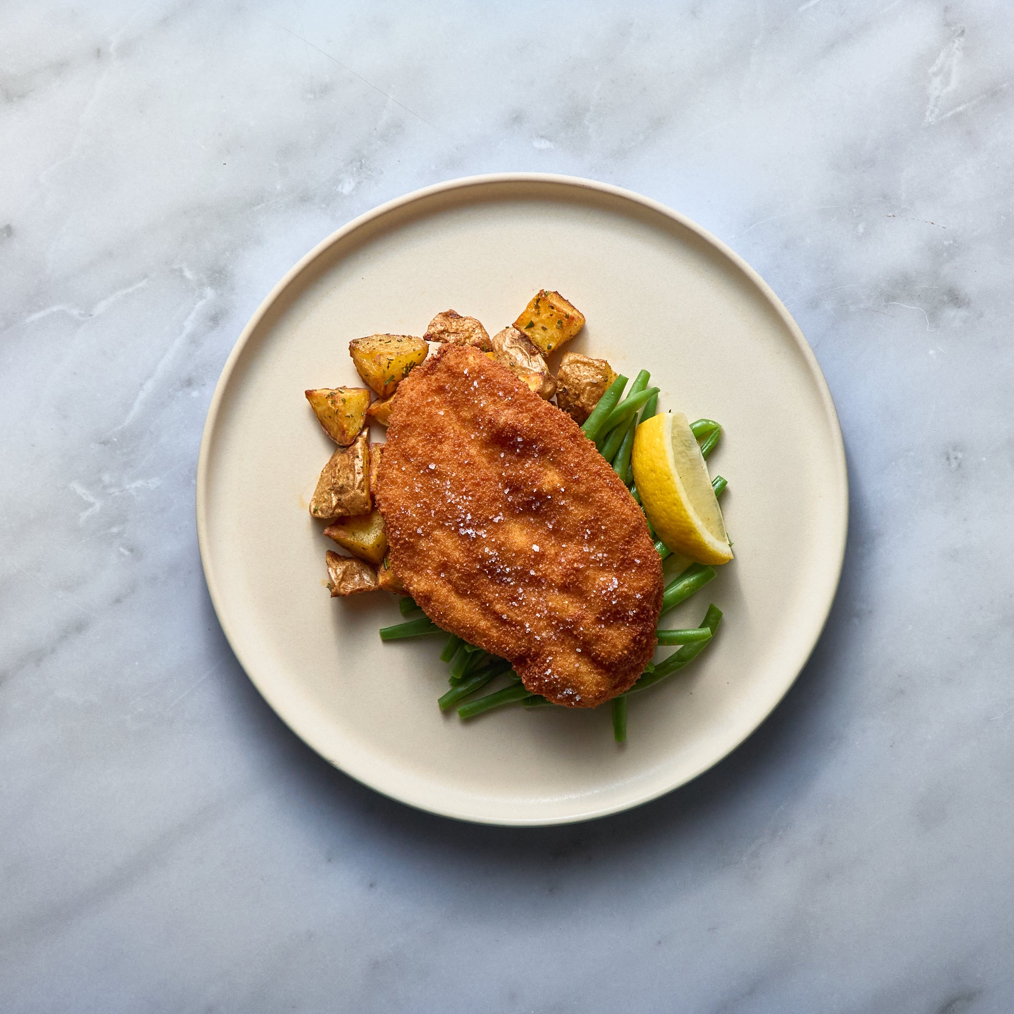 Paniertes Huhn mit grünen Bohnen und Ofenkartoffeln