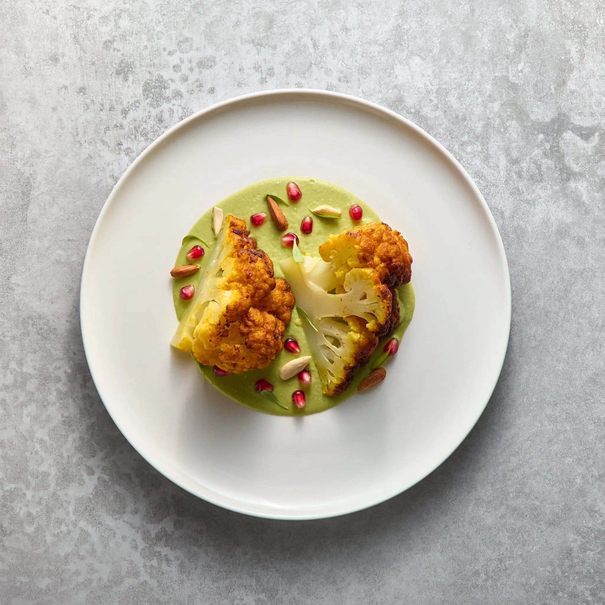 Chou-Fleur Braisé au Four avec Tahini et Noix The Lunch Club