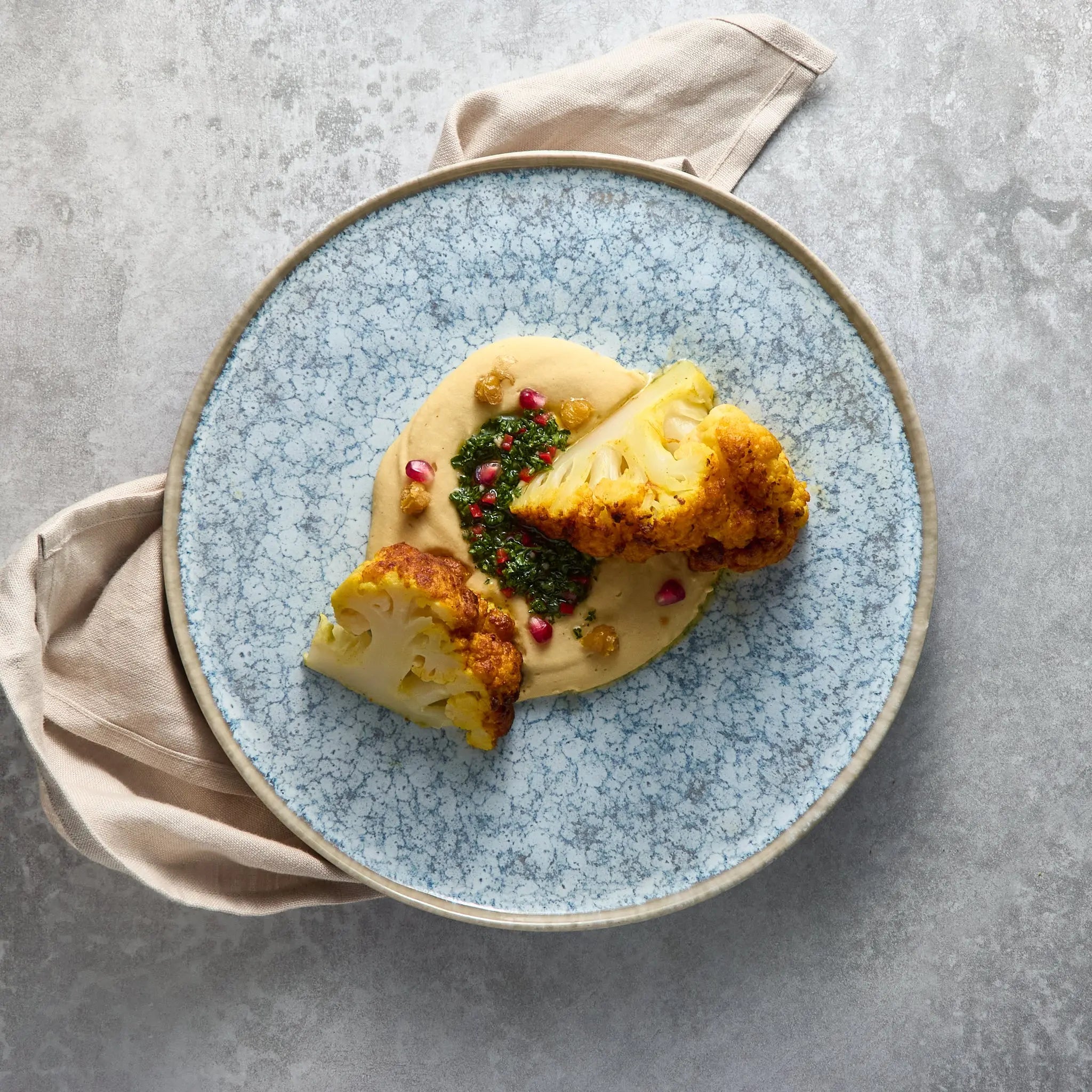 Chou-Fleur Braisé au Four avec Hummus et Sauce Chimichurri The Lunch Club