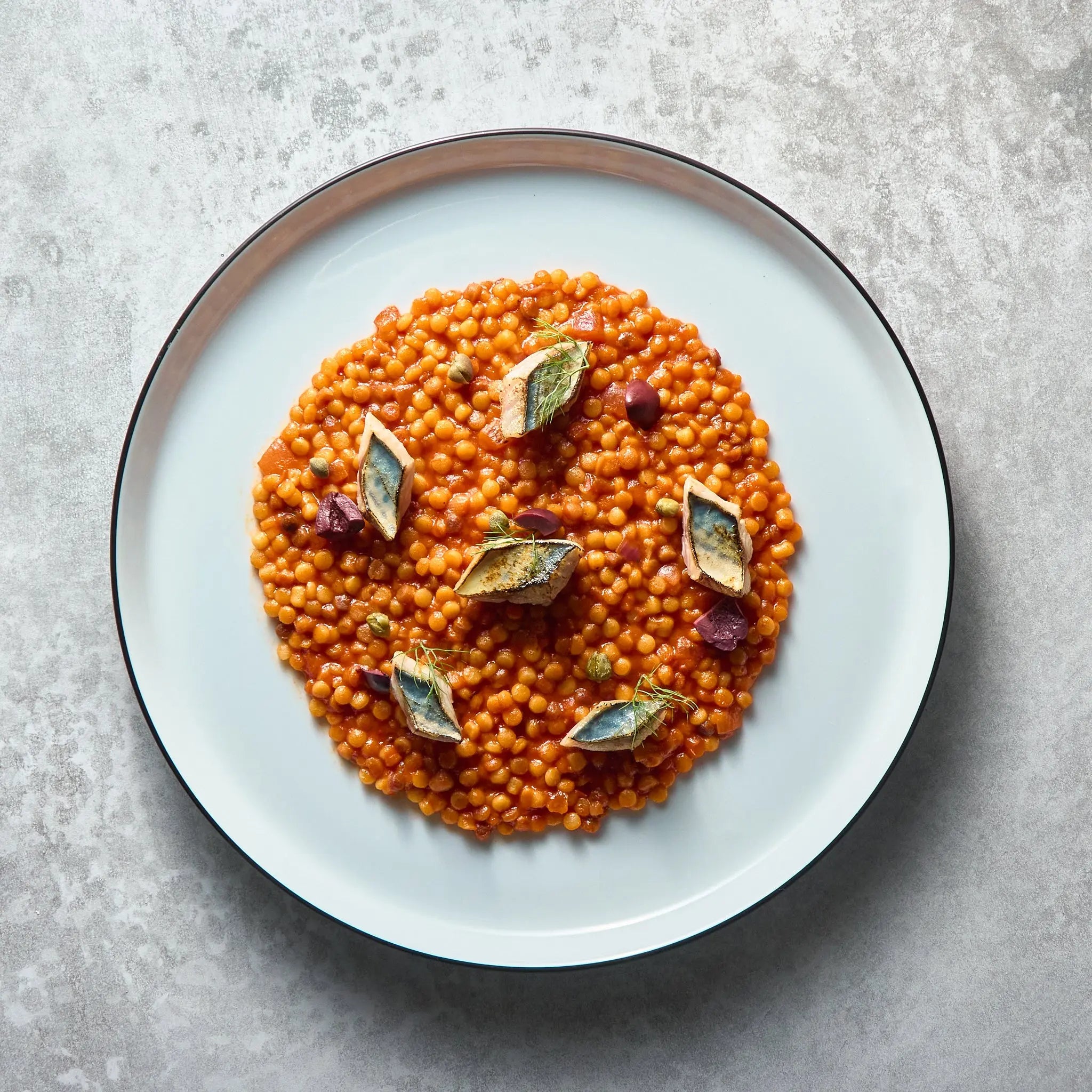 Fregola Sarda à la Puttanesca avec Maquereaux Grillés The Lunch Club