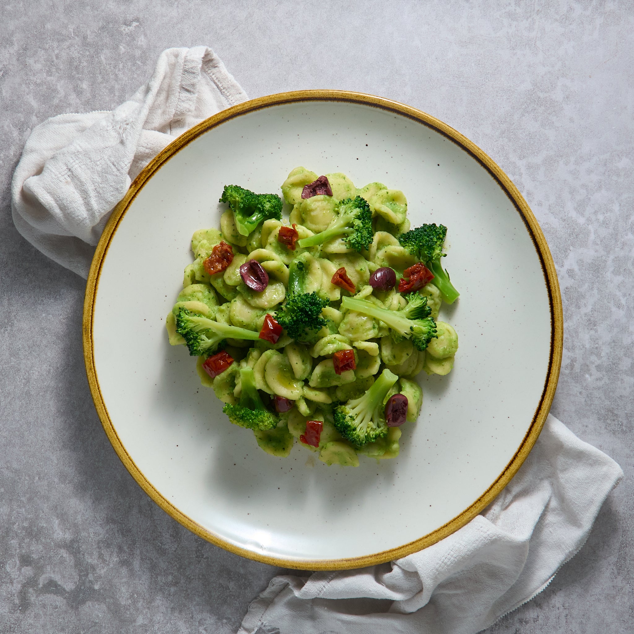 Orecchiette ai Broccoli con Pomodori Secchi e Olive