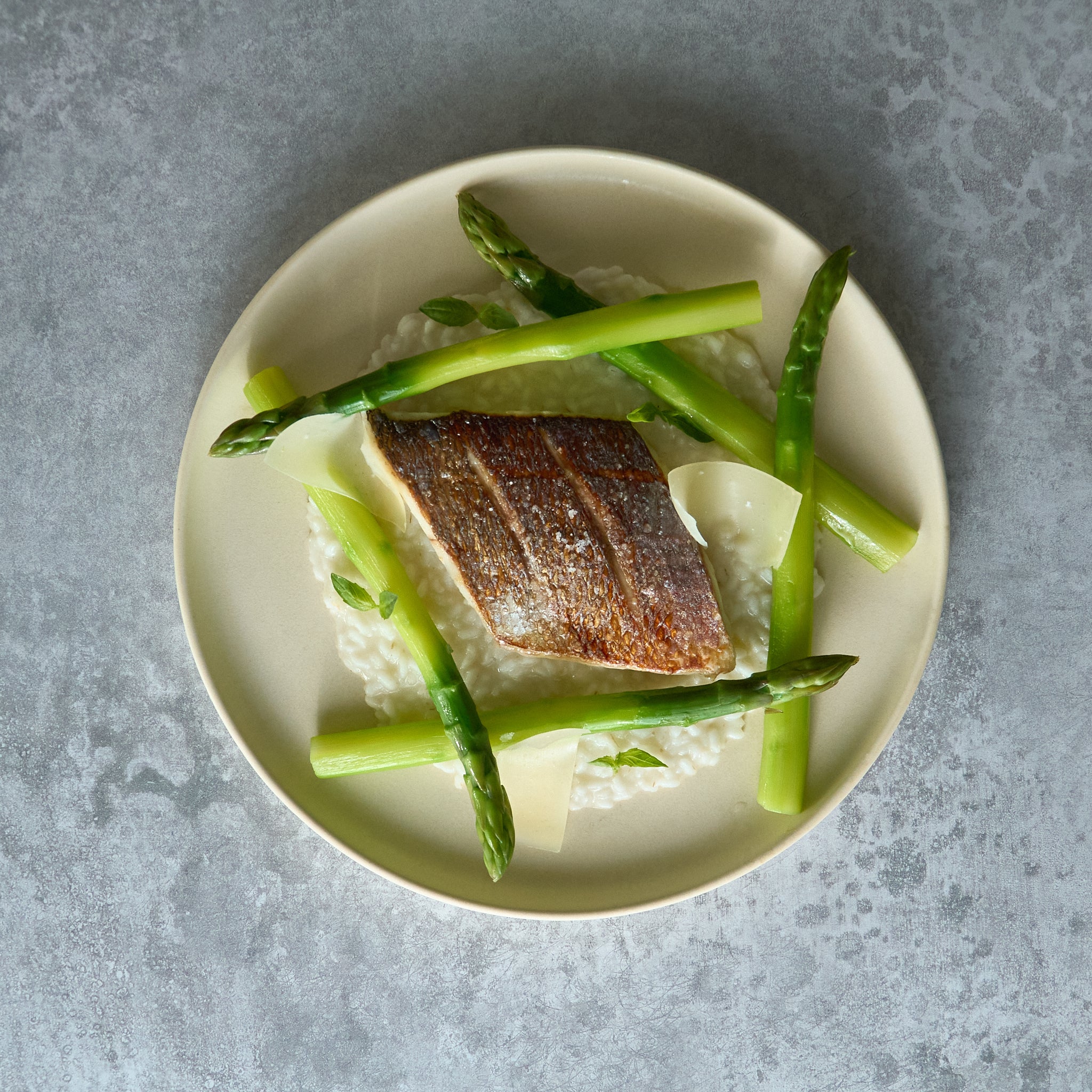 Orata al Forno su Risotto al Limone con Asparagi Grigliati