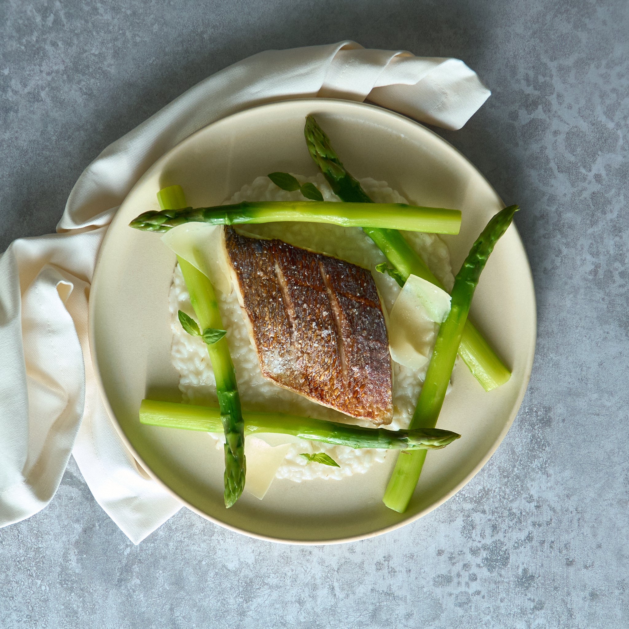 Orata al Forno su Risotto al Limone con Asparagi Grigliati