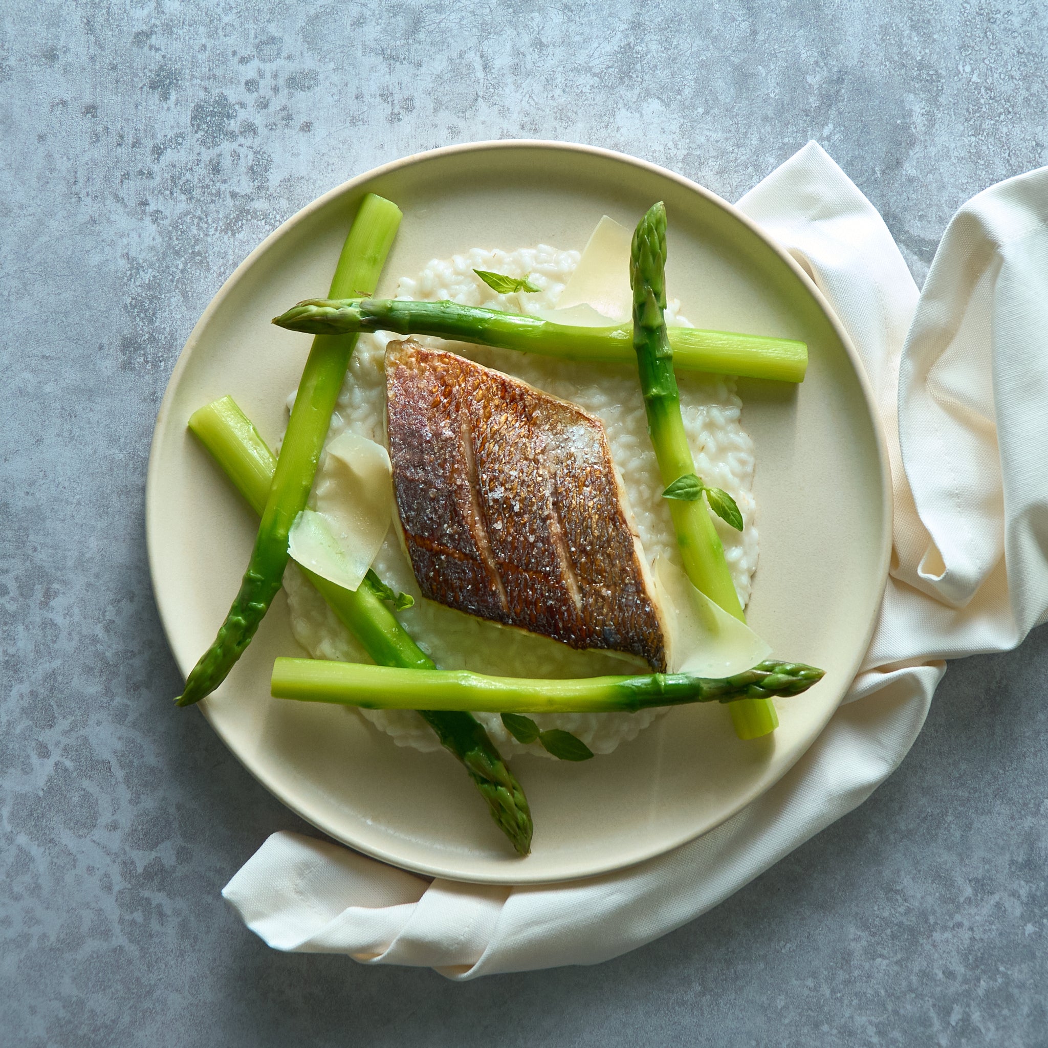 Orata al Forno su Risotto al Limone con Asparagi Grigliati