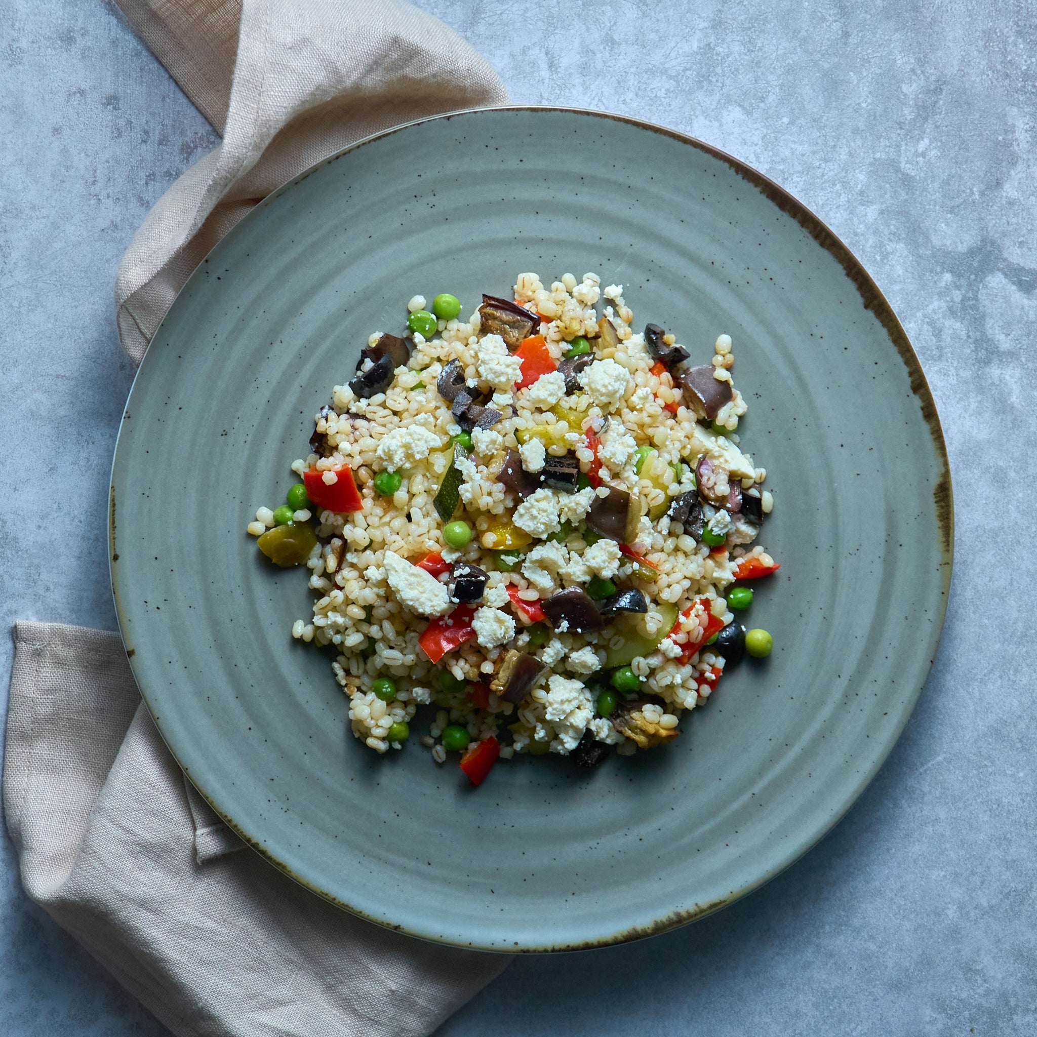 Salade Méditerranéenne d’Orge aux Légumes Rôtis et Feta