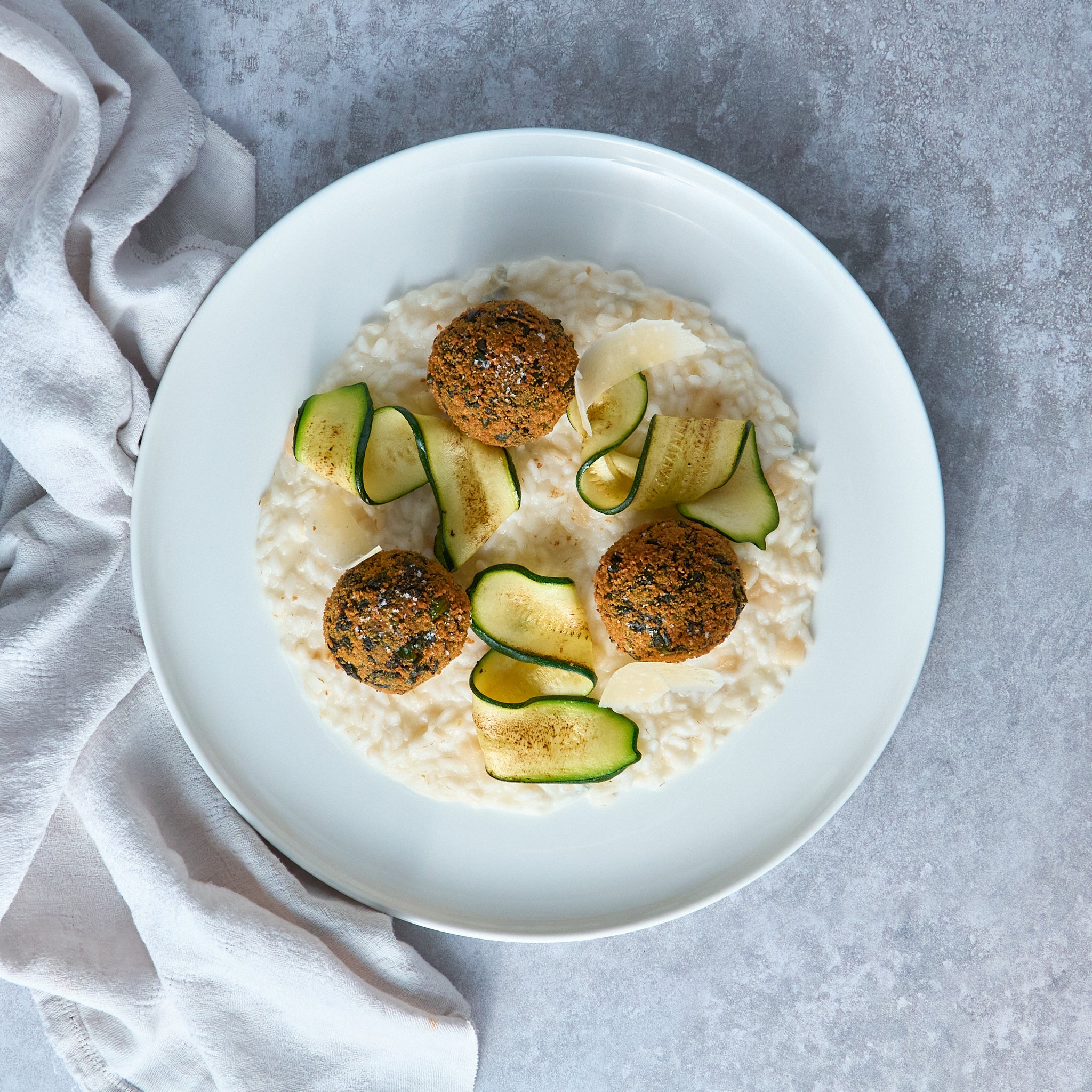 Polpette di Spinaci e Ricotta su Risotto al Parmigiano con Zucchine Grigliate