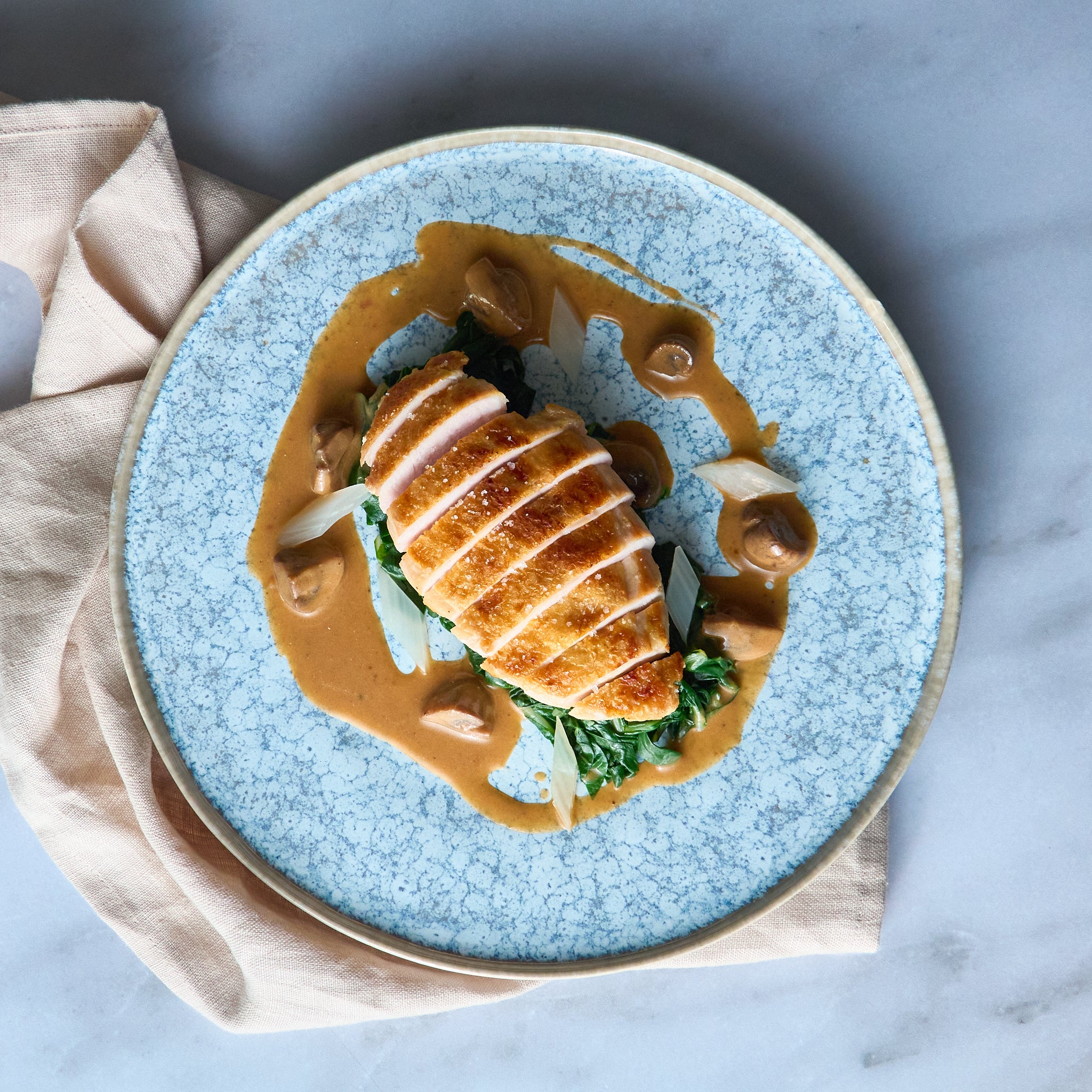 Pollo alla Griglia con Bietole e Salsa ai Funghi