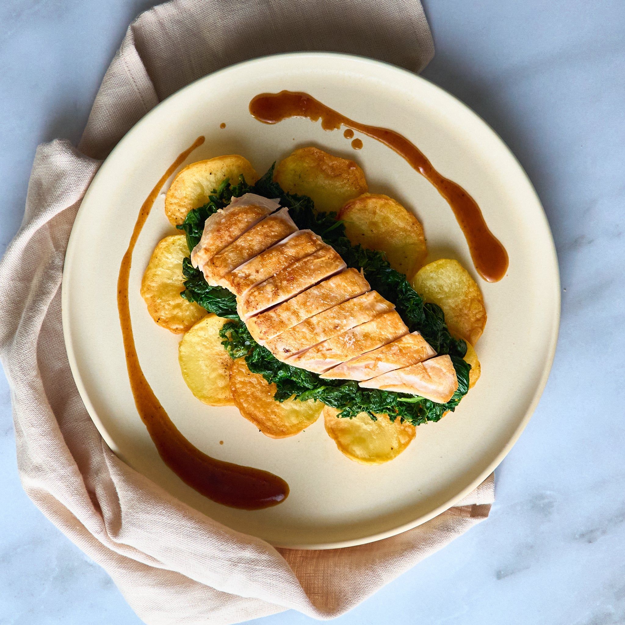 Pollo alla Griglia con Spinaci al Burro e Patate Arrosto