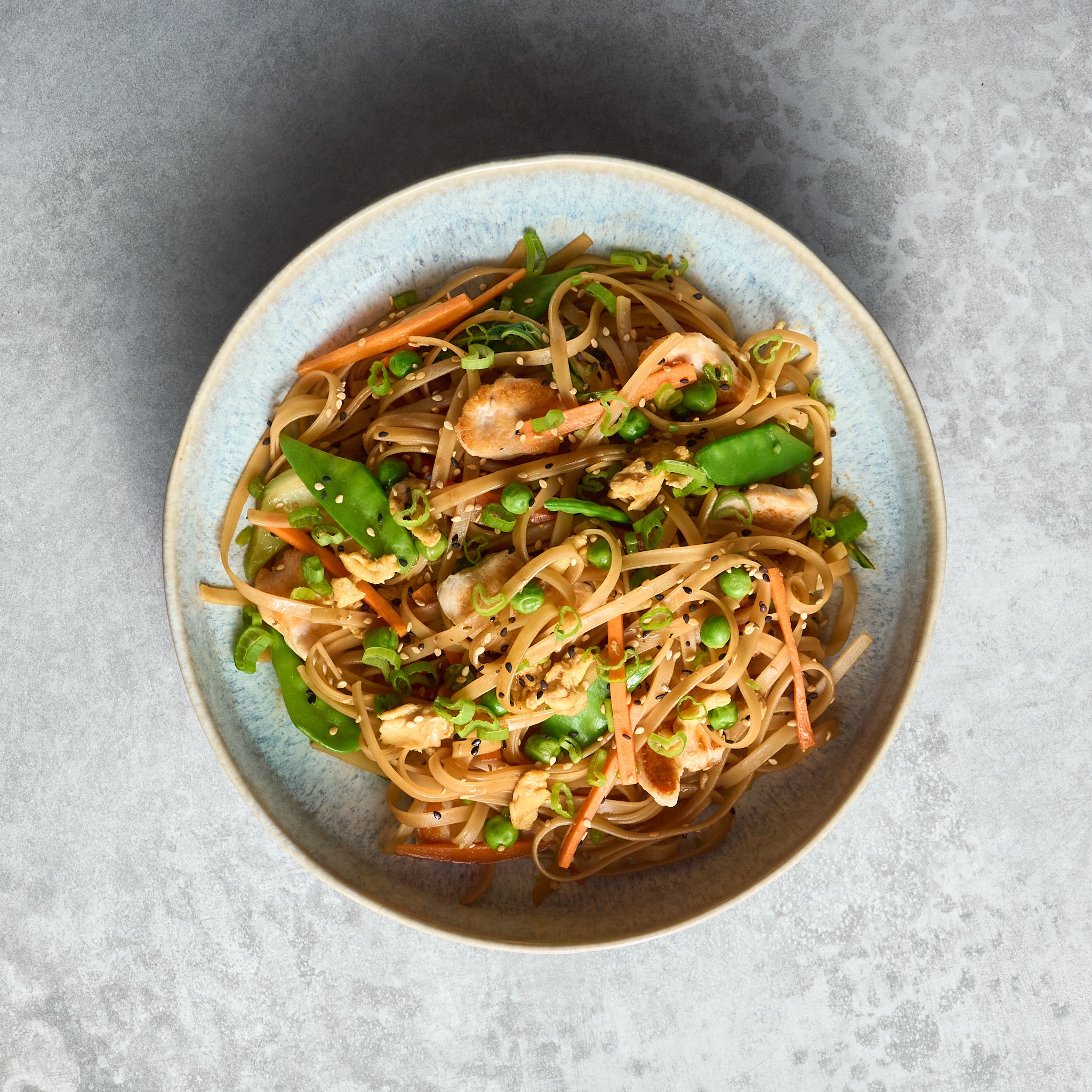 Pad Thai con Pollo, Taccole, Piselli e Carote