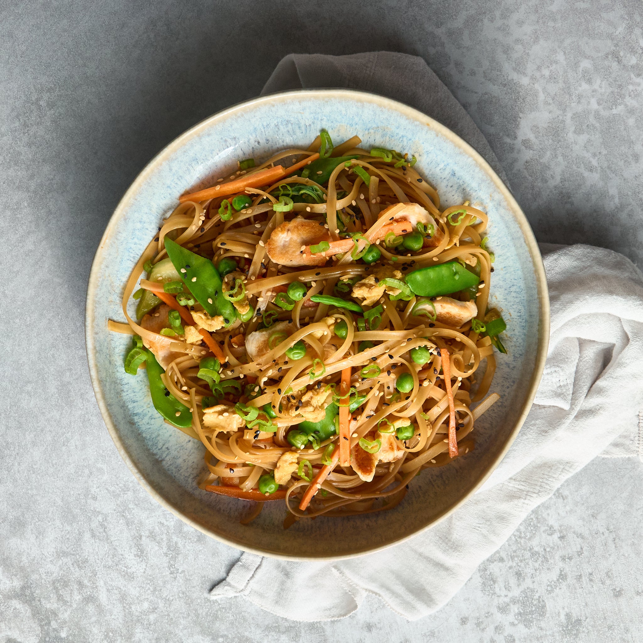 Pad Thai con Pollo, Taccole, Piselli e Carote